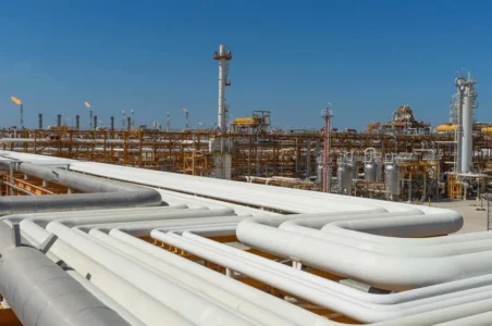 به گزارش گام اقتصادی به نقل از مجتمع گاز پارس جنوبی، غلامعباس حسینی با اشاره به اینکه تولید اتان در ۶ ماه نخست امسال نسبت به مدت مشابه پارسال که حدود ۲ میلیون تن بود، ۷.۵ درصد افزایش یافته است، گفت: اتان تولیدی با کیفیت بالا به پتروشیمی‌های منطقه عسلویه تحویل شد و نقشی کلیدی در تأمین خوراک پایدار و راهبرد صنایع پتروشیمی منطقه دارد.