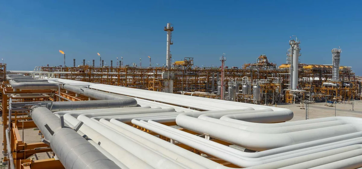 به گزارش گام اقتصادی به نقل از مجتمع گاز پارس جنوبی، غلامعباس حسینی با اشاره به اینکه تولید اتان در ۶ ماه نخست امسال نسبت به مدت مشابه پارسال که حدود ۲ میلیون تن بود، ۷.۵ درصد افزایش یافته است، گفت: اتان تولیدی با کیفیت بالا به پتروشیمی‌های منطقه عسلویه تحویل شد و نقشی کلیدی در تأمین خوراک پایدار و راهبرد صنایع پتروشیمی منطقه دارد.