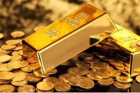 به گزارش گام اقتصادی به نقل از ایسنا، نادر بذرافشان در تشریح تحولات داخلی و خارجی بازار طلا و سکه در هفته گذشته گفت: بازار جهانی طلا طی هفته گذشته نوسان افزایشی بالایی را تجربه کرد؛ به طوری که قیمت اونس جهانی طلا در حال حاضر (ظهر جمعه) با افزایش ۳۳۰ دلاری به ۴۳۴۷ دلار رسیده که یک رکورد بی‌سابقه و دور از انتظار است.