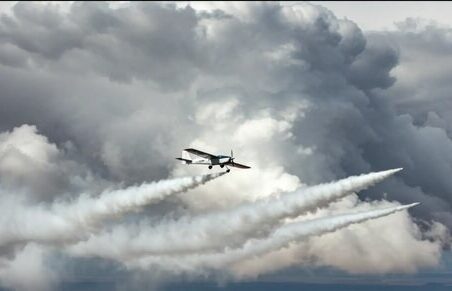 به گزارش گام اقتصادی به نقل از ایسنا، هماهنگیها برای استفاده از ناوگان هوایی بارورسازی از نیمه آبان آغاز شده بود و همزمان با رسیدن سامانهای مناسب، نخستین پرواز انجام شد. در تهران اما هنوز سامانهای با ویژگیهای لازم دیده نشده و بررسیها ادامه دارد. برخی مناطق دیگر از جمله کوهرنگ نیز در فهرست انتظار قرار گرفتهاند و ارزیابی درباره میزان رطوبت و قابلیت بارورسازی سامانههای ورودی ادامه دارد.
