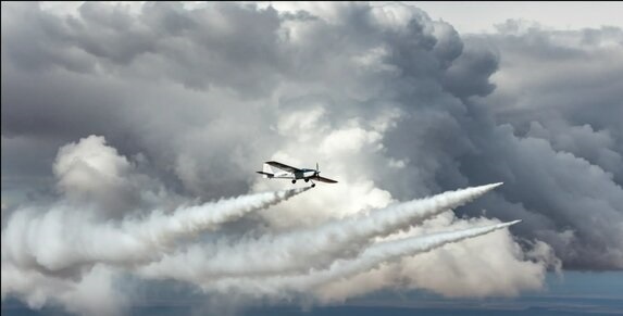 به گزارش گام اقتصادی به نقل از ایسنا، هماهنگی‌ها برای استفاده از ناوگان هوایی بارورسازی از نیمه آبان آغاز شده بود و همزمان با رسیدن سامانه‌ای مناسب، نخستین پرواز انجام شد. در تهران اما هنوز سامانه‌ای با ویژگی‌های لازم دیده نشده و بررسی‌ها ادامه دارد. برخی مناطق دیگر از جمله کوهرنگ نیز در فهرست انتظار قرار گرفته‌اند و ارزیابی درباره میزان رطوبت و قابلیت بارورسازی سامانه‌های ورودی ادامه دارد.