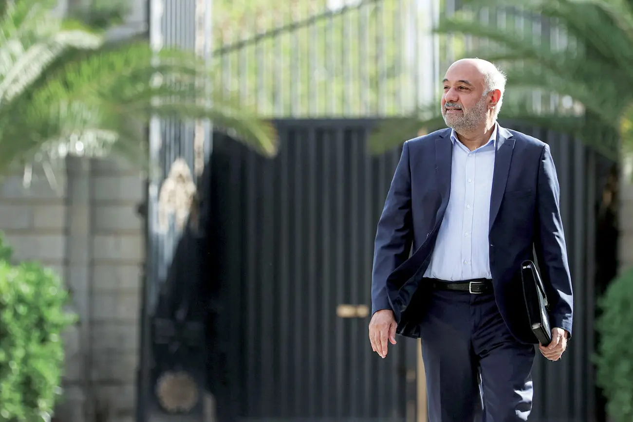 به گزارش گام اقتصادی به نقل از صدای پتروشیمی:  امروز وقتی برای پیگیری مشکلات این مجموعه به وزیر مراجعه می‌کنیم، توپ را به زمین وزارت صمت می‌اندازد؛در حالی که ذوب‌آهن نسبت به تأمین مواد اولیه خود عاجز مانده است؛ این در حالی است که در گذشته زنجیره‌ای کامل از معدن و کک‌سازی تا ذوب‌آهن وجود داشت و این صنعت به‌عنوان یکی از فاخرترین صنایع کشور شناخته می‌شد.