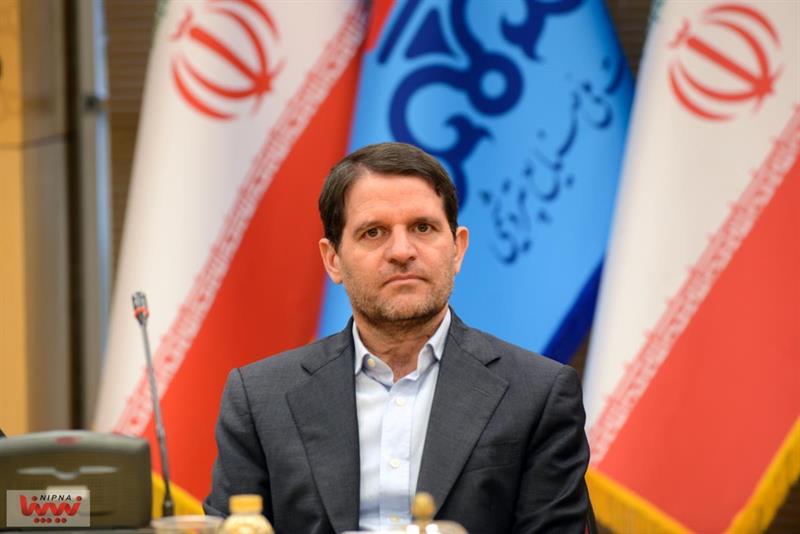 به گزارش گام اقتصادی: حسن عباس‌زاده، در گفتگو با نیپنا درباره جزئیات نشست اخیر فعالان صنعت پتروشیمی با رئیس‌جمهور، با اشاره به اینکه این نشست با حضور مدیران‌عامل هلدینگ‌ها و نمایندگان انجمن صنفی کارفرمایی صنعت پتروشیمی برگزار شد، اظهارکرد: در این نشست، چالش‌های موجود در مسیر تولید و صادرات محصولات پتروشیمی از سوی مدیران هلدینگ‌ها، انجمن صنفی و شرکت ملی صنایع پتروشیمی مطرح شد و شخص رئیس‌جمهور نیز بر لزوم رفع موانع صادرات و تقویت ظرفیت‌های تولیدی کشور تأکید کردند.