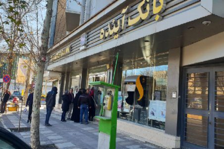 به گزارش گام اقتصادی به نقل از تسنیم، سید اسماعیل حسینی سخنگوی کمیسیون انرژی مجلس شورای اسلامی در خصوص انحلال بانک آینده اظهار داشت: اگر بخواهیم چهار کلان مسئله اصلی کشور را برشمریم، یکی از آنها تغییر سیاستگذاری اقتصادی و برخورد با گلوگاههای فساد در حوزه اقتصاد کشور و به خصوص مسئله خلق پول در کشور است و یکی از سرچشمههای اصلی تولید تورم در کشور نیز بانکهای خصوصی متخلف هستند، از جمله بانک آینده که خوشبختانه اخیرا با پیگیری سه قوه و اقدامات لازم توسط بانک مرکزی و وزارت اقتصاد به انحلال رسید و در بانک ملی ادغام شد.