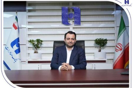 به گزارش گام اقتصادی به نقل از روابط‌عمومی بانک صادرات ایران، محسن سیفی در این نشست با مرور آمار عملکردی شبکه شعب و تحلیل وضعیت اقتصاد کلان کشور، مسیر حرکت بانک برای حفظ جایگاه فعلی و افزایش سهم بازار را تشریح کرد. وی با قدردانی از تلاش‌ها و دستاوردهای کارکنان در سال گذشته که مورد توجه مسئولان بانک مرکزی نیز قرار گرفته است، اظهار داشت: موفقیت‌های بانک نتیجه زحمات همه کارکنان است، اما جایگاه واقعی بانک صادرات ایران بسیار بالاتر از وضعیت فعلی است و شایسته دستیابی به رتبه‌های برتر نظام بانکی کشور است.