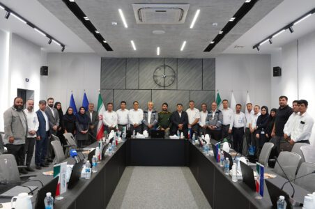 به گزارش گام اقتصادی: در این آیین که با حضور سروان پاسدار محمدامین حیدری فرمانده حوزه مقاومت بسیج شهدای پتروشیمی منطقه پارس، دکتر علمداری قائممقام مدیرعامل، جمعی از مدیران ارشد و بسیجیان پایگاه مقاومت سرداران شهید بیژنی برگزار گردید، از برگزیدگان این جشنواره در بخشهای تیتر و شعر دفاع مقدس تجلیل بهعمل آمد.