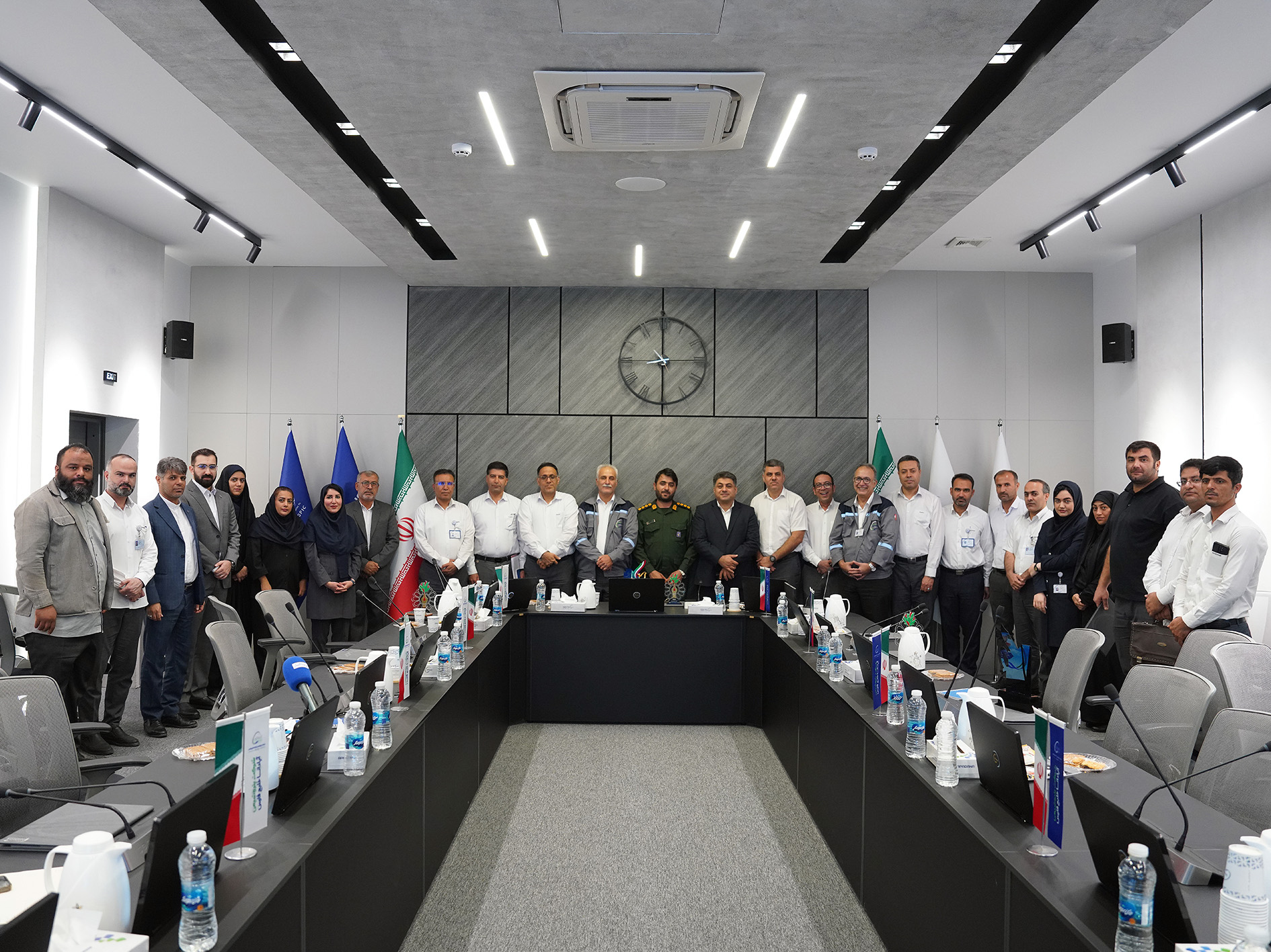 به گزارش گام اقتصادی: در این آیین که با حضور سروان پاسدار محمدامین حیدری فرمانده حوزه مقاومت بسیج شهدای پتروشیمی منطقه پارس، دکتر علمداری قائم‌مقام مدیرعامل، جمعی از مدیران ارشد و بسیجیان پایگاه مقاومت سرداران شهید بیژنی برگزار گردید، از برگزیدگان این جشنواره در بخش‌های تیتر و شعر دفاع مقدس تجلیل به‌عمل آمد.