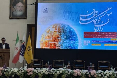 به گزارش گام اقتصادی: در این مراسم، محمد احمدی با اشاره به جایگاه منحصربه‌فرد تمبر در جهان امروز، گفت: «در روزگاری که فناوری و ارتباطات دیجیتال با سرعتی بی‌سابقه پیش می‌رود، شاید تصور شود تمبر دیگر نقش پررنگی در ارتباطات ندارد؛ اما واقعیت این است که تمبر کوچک‌ترین و قابل‌لمس‌ترین رسانه جهان است که معنا، روایت و هویت یک ملت را در ابعادی کوچک، اما عمیق، حفظ و منتقل می‌کند.»