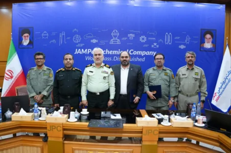 به گزارش گام اقتصادی به نقل از روابط‌عمومی و امور بین‌الملل پتروشیمی جم، این تفاهم‌نامه با امضای دکتر امیر اکبری مدیرعامل شرکت پتروشیمی جم و دکتر عبدالرحمن مرادزاده مدیرکل حفاظت محیط زیست استان بوشهر ، با هدف صیانت از زیست‌بوم‌های حساس ساحلی، توسعه فرهنگ حفاظت محیط زیست، آموزش و توانمندسازی جوامع محلی و نیز اجرای طرح‌های آموزشی، پژوهشی و فرهنگی در محدوده پارک ملی دریایی نای‌بند تمدید شد.