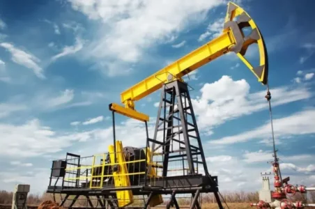 به گزارش گام اقتصادی به نقل از مهر، قیمت جهانی نفت با افزایش امیدها نسبت‌به امکان واردات نفت خام روسیه توسط مجارستان رشد کرد. این خبر پس از دیدار دونالد ترامپ رئیس‌جمهور آمریکا با ویکتور اوربان نخست‌وزیر مجارستان در کاخ سفید منتشر شد.