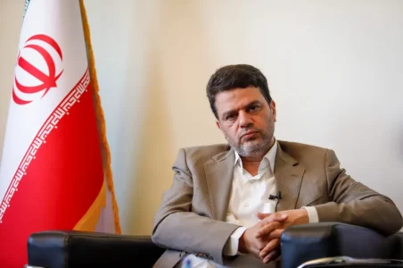 به گزارش گام اقتصادی به نقل از روستانیوز، دبیر کمیسیون کشاورزی، آب، منابع طبیعی و محیط زیست مجلس شورای اسلامی با بیان این مطلب گفت: پیگیری وضعیت تولید، آگاهی از میزان ذخایر کالاهای اساسی و از همه مهمتر حمایت جدی از کشاورزان، باغداران و فعالان حوزه دام و طیور به منظور توسعه هر چه بیشتر تولیدات زراعی، دامی و... از جمله اقداماتی است که مسئولان باید در صدر برنامههای خود قرار دهند.