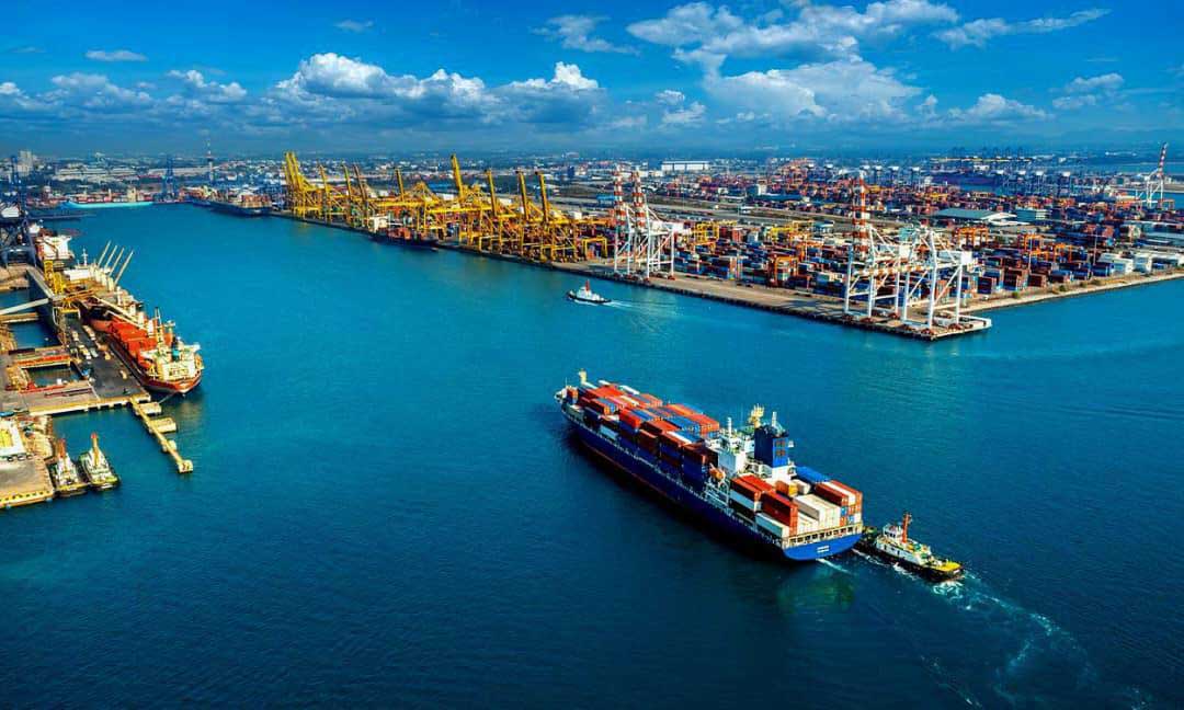 به گزارش گام اقتصادی: دکتر احمد مرادی، نماینده مردم هرمزگان و عضو کمیسیون انرژی مجلس شورای اسلامی در گفتگو اختصاصی با اقتصاد آبی اظهار کرد: یکی از موارد و موضوعات مهم مطرح در سطح کشور که چندین سال در آن با خلأ مواجه بودیم، اقتصاد دریامحور است و امروز جای سوال است که از  دریا و این نعمت بزرگ خدادادی که در اختیار تمام انسان‌های کره زمین بوده، چه میزان استفاده و بهره برده‌ایم.