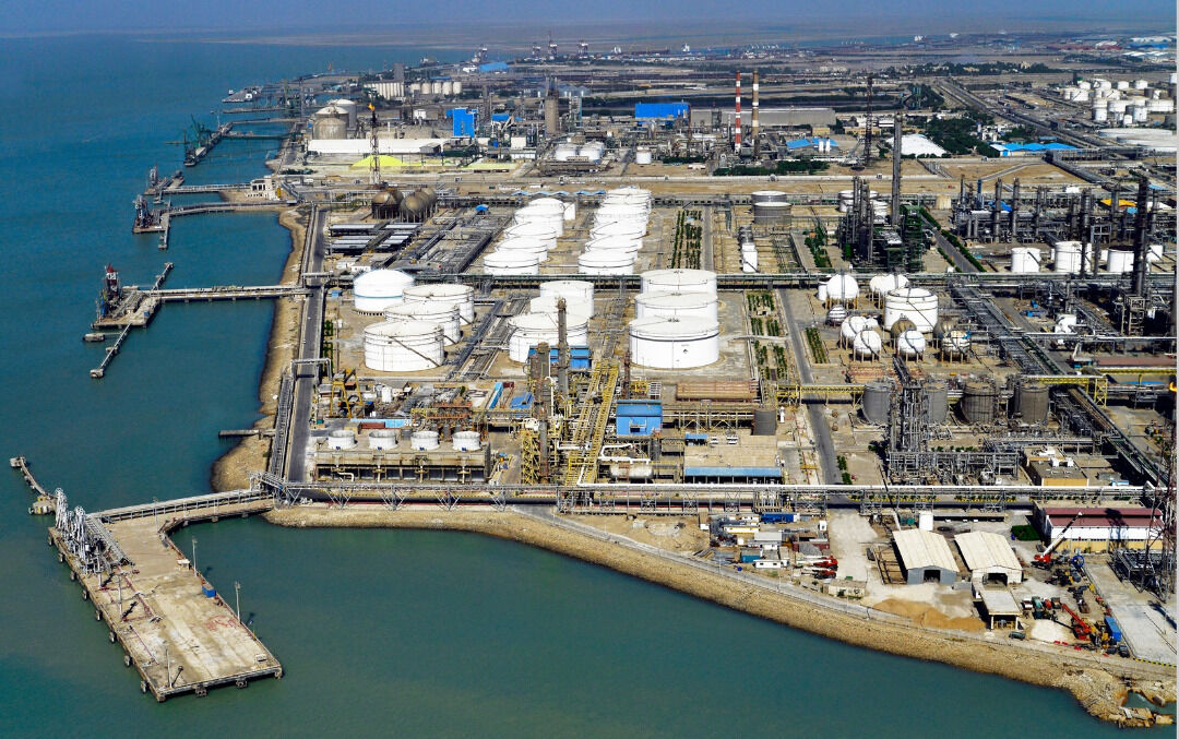 به گزارش گام اقتصادی به نقل از روابط عمومی پتروشیمی بندرامام، پروژه تعویض و بومی‌سازی سیستم حیاتی SFC (Static Frequency Converter) در نیروگاه این مجتمع با موفقیت به بهره‌برداری رسید. این اقدام در راستای افزایش قابلیت اطمینان تجهیزات، کاهش وابستگی به منابع خارجی و توسعه توان فنی و مهندسی داخلی انجام شد و به‌عنوان یکی از دستاوردهای شاخص سال ۱۴۰۴ این شرکت به ثبت رسید.