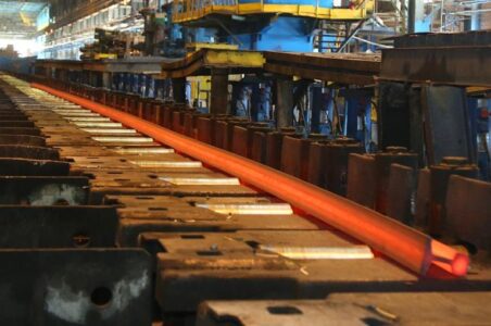 به گزارش گام اقتصادی: ذوب آهن اصفهان به عنوان تنها تولید کننده ریل در غرب آسیا مطابق با استاندارد اروپا ( 13674- EN) که چندی پیش رکورد تولید 54 هزار 550 تن انواع ریل در 8 ماهه سال جاری را اعلام نموده بود، برای راه آهن میانه- اردبیل تاکنون 19 هزار تن ریل 60E1 با گرید R260 به شرکت ساخت و توسعه زیربناهای حمل و نقل کشور تحویل داده که 4 هزار تن از این میزان مربوط به خردادماه سال جاری تاکنون است. همچنین برای راه آهن چابهار- زاهدان نیز بیش از 60 هزار تن ریل 60E1 با گرید R260 تاکنون به قرارگاه سازندگی خاتم الانبیاء تحویل شده که از این میزان بیش از 20هزار تن مربوط به پارت تحویلی سال جاری، تاکنون است.