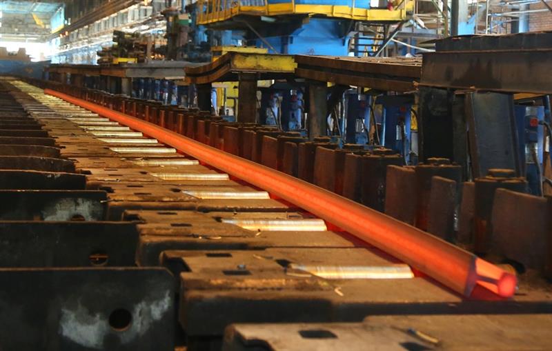 به گزارش گام اقتصادی: ذوب آهن اصفهان به عنوان تنها تولید کننده ریل در غرب آسیا مطابق با استاندارد اروپا ( 13674- EN) که چندی پیش رکورد تولید 54 هزار 550 تن انواع ریل در 8 ماهه سال جاری را اعلام نموده بود، برای راه آهن میانه- اردبیل تاکنون 19 هزار تن ریل 60E1 با گرید R260 به شرکت ساخت و توسعه زیربناهای حمل و نقل کشور تحویل داده که 4 هزار تن از این میزان مربوط به خردادماه سال جاری تاکنون است. همچنین برای راه آهن چابهار- زاهدان نیز بیش از 60 هزار تن ریل 60E1 با گرید R260  تاکنون به قرارگاه سازندگی خاتم الانبیاء تحویل شده که از این میزان بیش از 20هزار تن مربوط به پارت تحویلی سال جاری، تاکنون است.