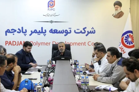 به گزارش گام اقتصادی به نقل از روابط عمومی و امور بین‌الملل شرکت توسعه پلیمر پادجم؛ در جلسه بررسی وضعیت واحدهای عملیاتی و پروژه‌های در دست اجرا، دولتی‌زاده با تأکید بر اینکه هیچ‌گونه توقف و تعلل در مسیر تولید قابل قبول نیست، اعلام کرد: «تمام ظرفیت‌های مدیریتی، فنی و سازمانی شرکت برای راه‌اندازی کامل واحد Rubber بسیج شده و هر مانعی باید در کوتاه‌ترین زمان ممکن برطرف شود.»