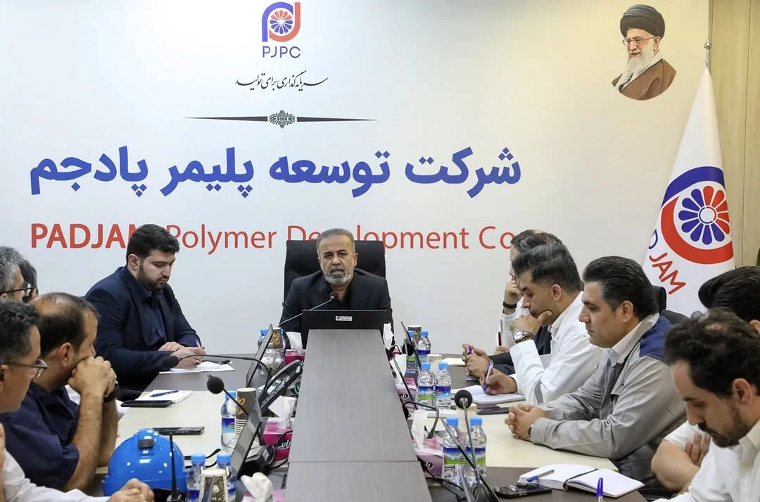 به گزارش گام اقتصادی به نقل از روابط عمومی و امور بین‌الملل شرکت توسعه پلیمر پادجم؛ در جلسه بررسی وضعیت واحدهای عملیاتی و پروژه‌های در دست اجرا، دولتی‌زاده با تأکید بر اینکه هیچ‌گونه توقف و تعلل در مسیر تولید قابل قبول نیست، اعلام کرد: «تمام ظرفیت‌های مدیریتی، فنی و سازمانی شرکت برای راه‌اندازی کامل واحد Rubber بسیج شده و هر مانعی باید در کوتاه‌ترین زمان ممکن برطرف شود.»