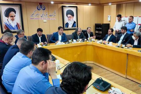 به گزارش گام اقتصادی به نقل از روابط عمومی و امور بینالملل پتروشیمی امیرکبیر، سرپرست پتروشیمی امیرکبیر پیش از آغاز برنامههای کاری، با حضور در آستان مقدس شهید گمنام مجتمع، به مقام شامخ شهدا ادای احترام کرد و سپس در نخستین جلسه رسمی خود با مدیران و رؤسای واحدها به تبیین سیاستها و رویکردهای مدیریتی جدید پرداخت.