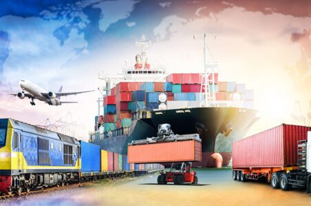 به گزارش گام اقتصادی به نقل از صنایع خودرو: مسعود پورباقی| در حالی که سیاستگذاران و کارشناسان اقتصادی اغلب بر چالش‌هایی مانند تحریم‌ها، نوسانات ارزی و هزینه‌های واردات تمرکز می‌کنند، یک عامل پنهان اما قدرتمند همچنان قیمت تمام شده کالاها را تحت تأثیر قرار می‌دهد، عاملی بسیار اثرگذار که شامل هزینه‌های حمل و نقل می‌شود، تا به آنجا که برخی از صاحبنظران براین باورند؛ حتی اگر راهکارهایی برای تامین ارز و رفع موانع تحریمی یافت شود، این هزینه‌ها می‌توانند مانند یک زنجیر نامرئی، تورم را حفظ و فشار بر سفره خانوارها را دوچندان کنند. صنعت حمل و نقل، که به عنوان رگ‌های حیاتی اقتصاد شناخته می‌شود، در کشورما با چالش‌هایی روبه‌رو است که نه تنها قیمت کالاهای اساسی را افزایش می‌دهد، بلکه رقابت‌پذیری صادرات را نیز تضعیف می‌کند.