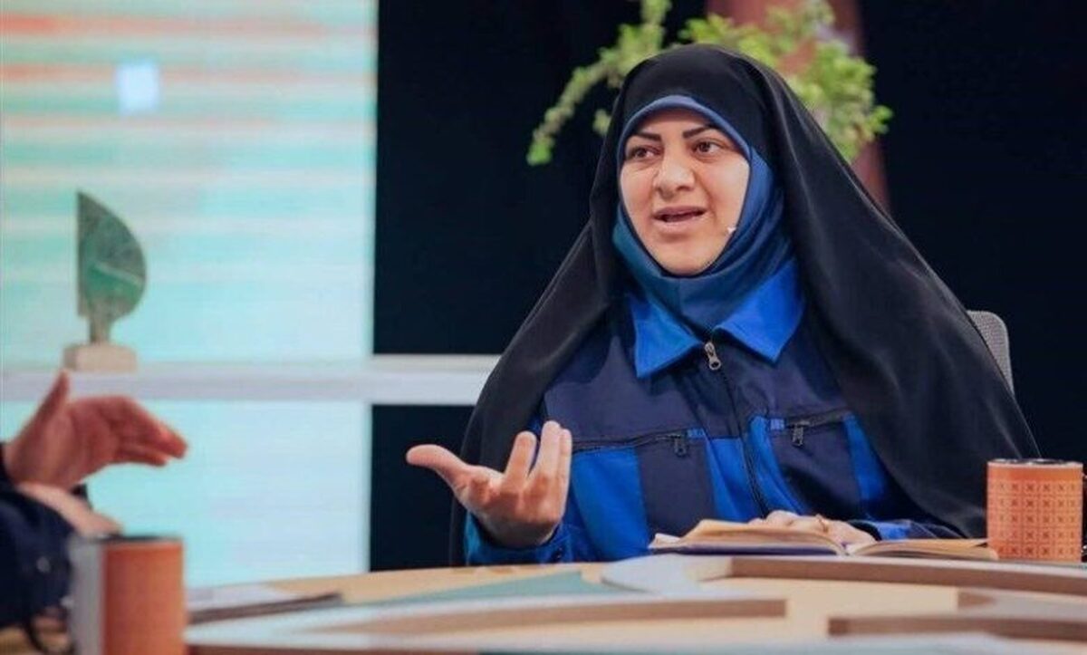 به گزارش گام اقتصادی، سمیه گلپور، رئیس کانون عالی انجمن‌های صنفی کارگران با اشاره به تاخیر در پرداخت حق بیمه کارگران گفت: در شرایطی که خانواده‌های کارگری باید با ۱۵ میلیون تومان در یک ماه زندگی کنند، چگونه می‌توان انتظار داشت هزینه‌ی مسکن، درمان، آموزش، حمل‌ونقل و معیشت روزمره را بپردازند. در بسیاری از کارخانه‌ها، به دلیل بدهی کارفرما، حق بیمه‌ تامین اجتماعی کارگران با تاخیر واریز می‌شود و کارگر ناچار است برای درمان خود بیمه‌ سلامت بگیرد.