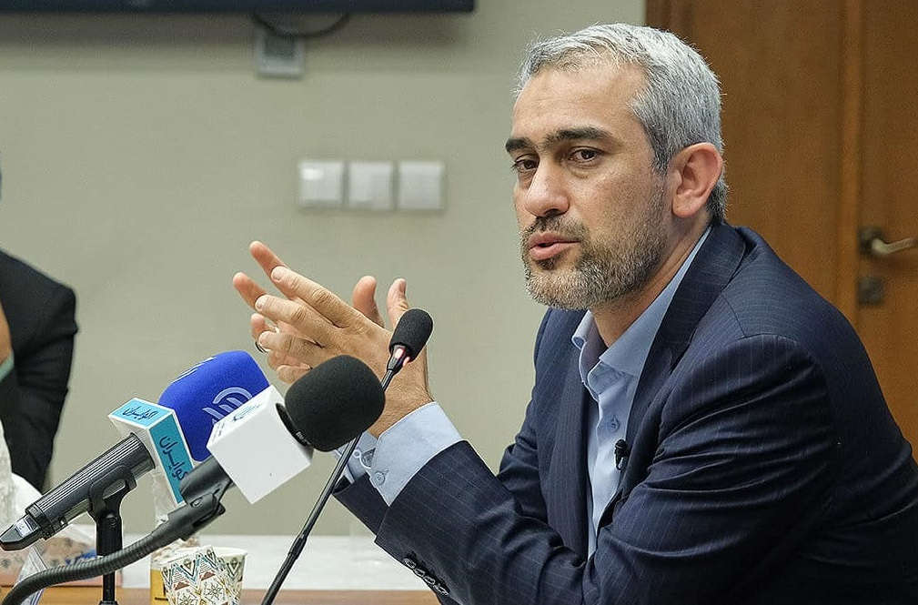 به گزارش گام اقتصادی، سیدعلی مدنی‌زاده، وزیر اقتصاد در پاسخ به این سوال که طبق گزارش‌ها زیان بانک آینده طی چهار سال از حدود ۶۰ هزار میلیارد تومان به بیش از ۵۰۰ هزار میلیارد تومان رسیده؛ با این شرایط وزارت اقتصاد چه نظارتی بر عملکرد بانک مرکزی و مدیران منصوب‌ شده‌اش در این بانک داشته است، گفت: این اعداد و ارقامی که گفته می‌شود، اعداد و ارقام صحیحی نیست. حتی از نظر برآوردی هم صحیح نیست. بانک آینده به دلیل نوع ساختار دارایی به یک موتور تولید زیان تبدیل شده بود اما اعداد به این صورت نیست.