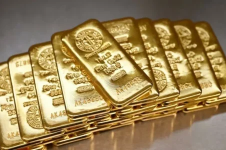 به گزارش گام اقتصادی به نقل از ایسنا، بهای هر اونس طلا برای تحویل فوری پس از ثبت بالاترین رکورد خود از ۲۱ اکتبر در معاملات روشز گذشته، در معاملات روز جاری ۰.۱ درصد کاهش یافت و به ۴۱۹۴ دلار و ۶۳ سنت رسید. بهای طلا در بازار معاملات آتی آمریکا برای تحویل در دسامبر، با ۰.۳ درصد کاهش، ۴۱۹۹ دلار و ۳۰ سنت معامله شد.