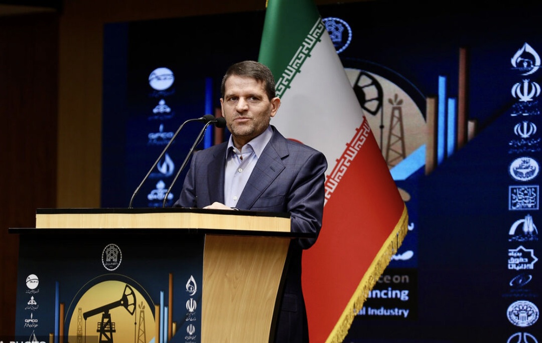 به گزارش گام اقتصادی به نقل از تسنیم، حسن عباس‌زاده، مدیرعامل شرکت ملی صنایع پتروشیمی ایران در عسلویه با اشاره به افتتاح رسمی دو طرح جدید پتروشیمی در منطقه پارس جنوبی، از شتاب‌گیری توسعه این صنعت خبر داد و گفت: با بهره‌برداری از طرح‌های جدید زنجیره ارزش، ظرفیت اسمی پتروشیمی کشور تا پایان برنامه هفتم توسعه به 131 میلیون تن خواهد رسید.