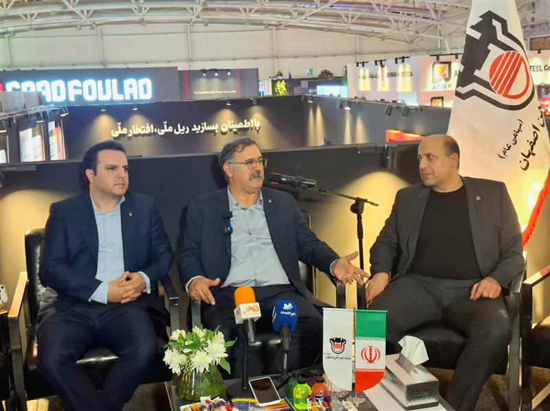 به گزارش گام اقتصادی : مدیرعامل ذوب‌آهن با اشاره به جنگ ۱۲روزه و پیامدهای گسترده آن گفت: این رخداد تنها بخشی از مشکلات بوده‌است. انفجار در اسکله شهید رجایی، از بین رفتن ۱۶ کانتینر حامل تجهیزات شرکت از جمله بخشی از سازه‌های مربوط به باتری ۲، و همچنین اعتصاب کامیون‌داران، فشار مضاعفی را بر مجموعه شرکت وارد کرد.