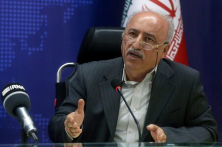 به گزارش گام اقتصادی، روز شنبه، اول آذرماه، همایش سالانه بازار سرمایه ایران در محل سالن همایشهای صداوسیما برگزار شد و علی مدنیزاده، وزیر اقتصاد، یکی از سخنرانان این همایش بود. وزیر اقتصاد در این نشست تاکید کرد: « آنچه امروز مردم و فعالان اقتصادی بهعینه مشاهده میکنند، در وهله نخست تورم است؛ آن هم تورمی با ابعاد سنگین. مساله دوم، رکودی است که امسال بهطور محسوس شکل گرفته و مساله سوم، کاهش رشد بلندمدت اقتصاد ایران است که بیش از یک دهه از آغاز آن میگذرد.»