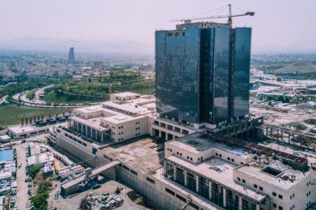 به گزارش گام اقتصادی به نقل از ایلنا، بر اساس تصمیمات هیات گزیر بانک آینده، تمامی اشخاص حقیقی و حقوقی - بهاستثنای سهامداران عضو «مالک واحد» طبق فهرست اعلامی بانک مرکزی- میتوانند با مراجعه به یکی از شرکتهای کارگزاری عضو فرابورس، نسبت به فروش و تکمیل فرمهای مربوطه برای واگذاری سهام خود به بالاترین قیمت پایانی سهم در تابلوی فرابورس طی یک سال منتهی به تاریخ تصویب گزیر از روز شنبه مورخ ۱۴۰۴.۰۸.۲۴ لغایت پایان روز دوشنبه مورخ ۱۴۰۴.۰۹.۲۴ اقدام کنند.