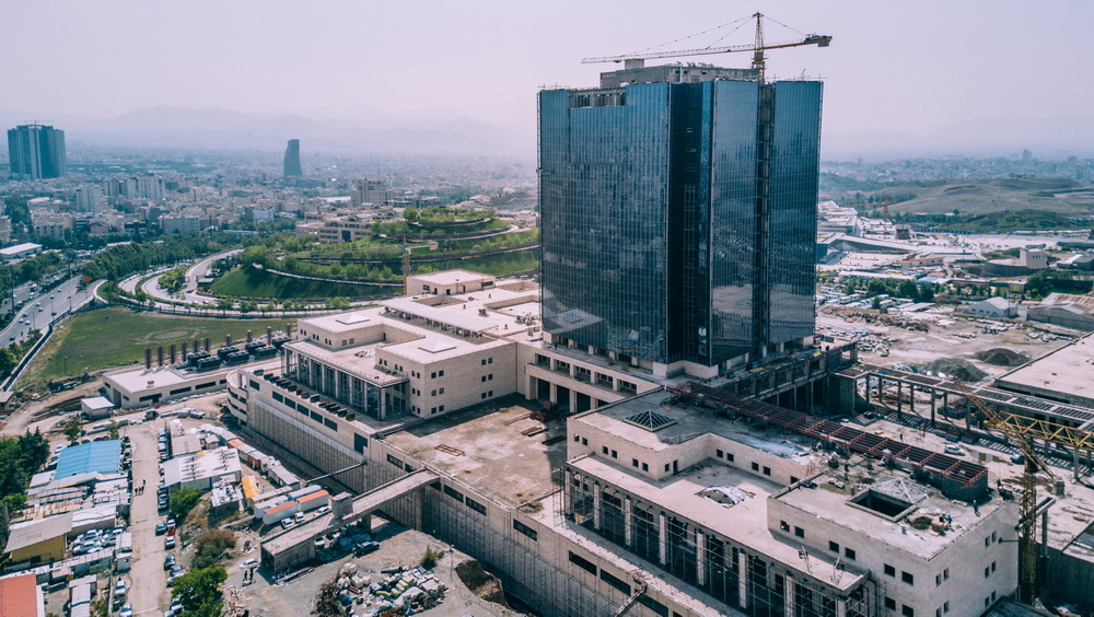 به گزارش گام اقتصادی به نقل از ایلنا، بر اساس تصمیمات هیات گزیر بانک آینده، تمامی اشخاص حقیقی و حقوقی - به‌استثنای سهامداران عضو «مالک واحد» طبق فهرست اعلامی بانک مرکزی- می‌توانند با مراجعه به یکی از شرکت‌های کارگزاری عضو فرابورس، نسبت به فروش و تکمیل فرم‌های مربوطه برای واگذاری سهام خود به بالاترین قیمت پایانی سهم در تابلوی فرابورس طی یک سال منتهی به تاریخ تصویب گزیر از روز شنبه مورخ ۱۴۰۴.۰۸.۲۴ لغایت پایان روز دوشنبه مورخ ۱۴۰۴.۰۹.۲۴ اقدام کنند.