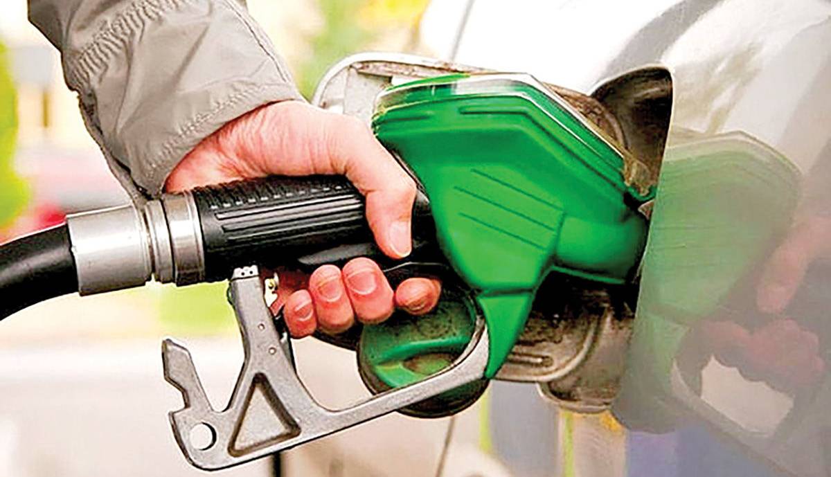 به گزارش گام اقتصادی، اسماعیل سقاب اصفهانی، رئیس سازمان بهینه‌سازی و مدیریت راهبردی انرژی درباره حواشی تعیین نرخ سوم برای بنزین، گفت: نرخ سوم بنزین فعلا اجرایی نمی‌شود. قرار شد با دوستان در دولت روی این طرح بیشتر کار کنیم. ضمن اینکه براساس صحبت‌ها و هماهنگی‌هایی که با آقای رئيس‌جمهور صورت گرفت تصمیم بر این شد مخاطب این موضوع در صورتی هم که قرار باشد اجرا شود، مردم نباشند.