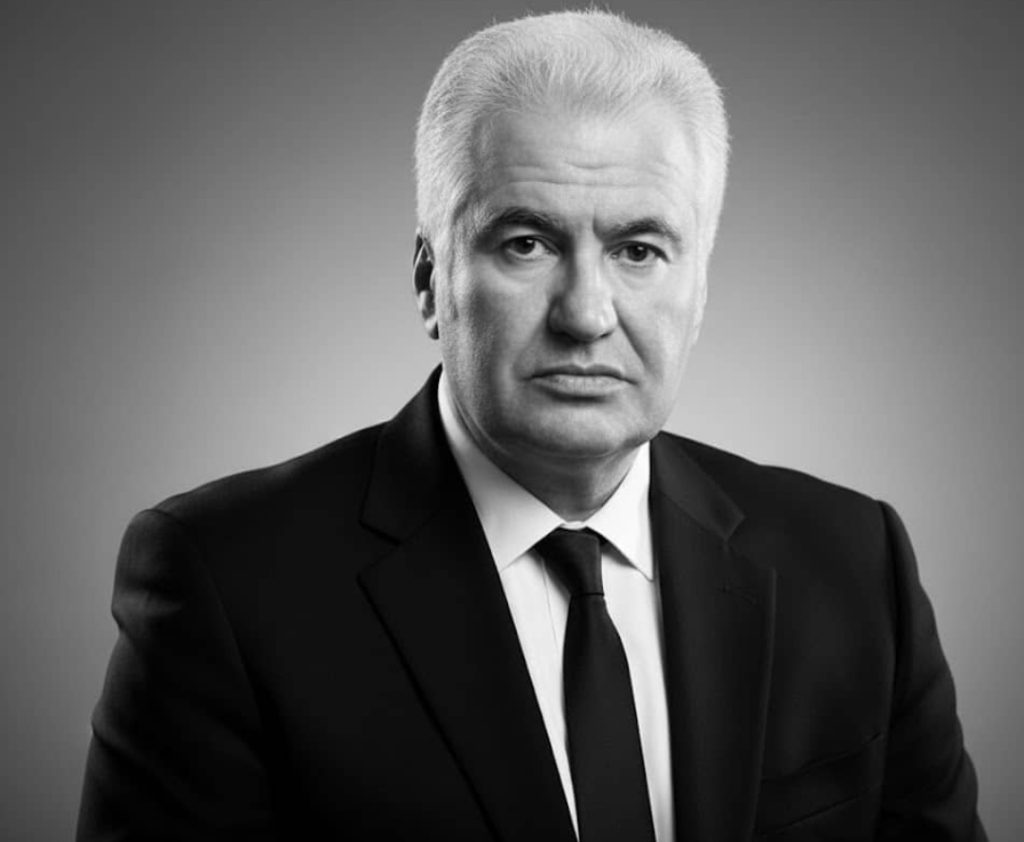 به گزارش گام اقتصادی به نقل از هفتانیوز: وی پس از تحصیل در دببرستان هدف تهران، مدرک مهندسی سیستم‌های اقتصادی خود را در سال ۱۳۹۰ در دانشگاه امیرکبیر تهران اخذ و بعد از آن تحصیلات خود را در دکترای مدیریت بازرگانی راهبردی در دانشگاه بین المللی عدالت تهران ادامه داد و در سال ۱۳۹۷ مدرک دکتری خود را در این رشته اخذ کرد