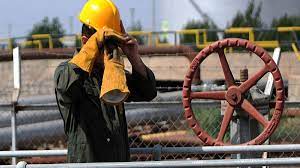 به گزارش گام اقتصادی به نقل از تسنیم, ‌آمارها نشان می‌دهند که سهم کارگران با قراردادهای موقت و مشاغل غیررسمی در بازار کار ایران به رقمی قابل تأمل رسیده است. این بخش عظیم از نیروی کار، که اغلب موتور محرک بخش‌هایی از اقتصاد هستند، در مواجهه با حمایت‌های دولتی و تعهدات کارفرمایی، در موقعیتی بسیار آسیب‌پذیر قرار دارند.