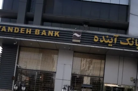 به گزارش گام اقتصادی به نقل از تسنیم، فرشاد محمدپور معاون نظارت و تنظیمگری بانک مرکزی با بیان اینکه یکی از مهمترین موضوعات روز کشور، اقدامات بانک مرکزی در اصلاح نظام بانکی است، گفت: نمونه آن را در ادغامها شاهد هستیم. از سه سال پیش یکی از مهمترین اهداف تعیین تکلیف بانکهای ناتراز بوده است. تعیین تکلیف صرفا به معنای فرآیند گزیر نیست. بازگشت بانکها به مسیر مهمترین اقدام بانک مرکزی است. برخی تعیین تکلیف را به معنای انحلال است. گزیر در شرایطی انجام میشود که چاره دیگری نباشد و اولویت کمک به مسیر اصلاح است.