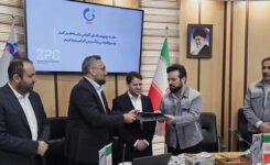 به گزارش گام اقتصادی، این تفاهم نامه با هدف حرکت در مسیر توسعه پایدار، رفع ناترازیهای انرژی، تحقق اهداف توسعهای صنعت پتروشیمی و تقویت زنجیره تولید محصولات پتروشیمی با حمایت دکتر شریعتمداری، مدیرعامل هلدینگ خلیج فارس و با حضور دکتر عباسزاده، معاون وزیر نفت و مدیرعامل شرکت ملی صنایع پتروشیمی و مدیران عامل این دو شرکت بزرگ منعقد شد.