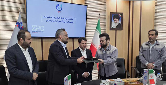 به گزارش گام اقتصادی، این تفاهم نامه با هدف حرکت در مسیر توسعه پایدار، رفع ناترازیهای انرژی، تحقق اهداف توسعهای صنعت پتروشیمی و تقویت زنجیره تولید محصولات پتروشیمی با حمایت دکتر شریعتمداری، مدیرعامل هلدینگ خلیج فارس و با حضور دکتر عباسزاده، معاون وزیر نفت و مدیرعامل شرکت ملی صنایع پتروشیمی و مدیران عامل این دو شرکت بزرگ منعقد شد.