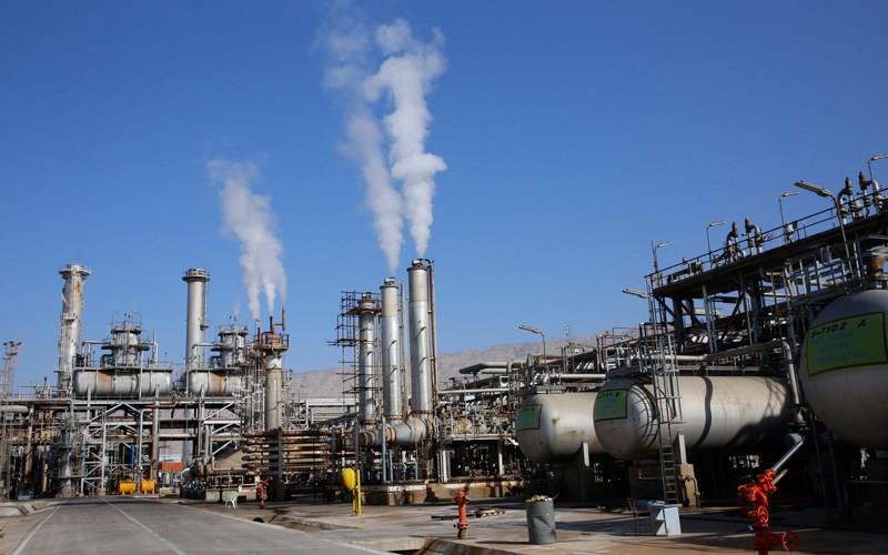 به گزارش گام اقتصادی به نقل از شانا، پالایشگاه گاز فجر جم در سال‌های اخیر با رویکردی آینده‌نگر و برنامه‌ریزی دقیق، گام‌های مهمی در مسیر بهبود بهره‌وری، ارتقای ایمنی و کاهش آلایندگی برداشته است. این مجموعه با اجرای پروژه‌های بازیافت، بازسازی ردیف‌های آسیب‌دیده و توسعه زیرساخت‌های حیاتی مانند شبکه آتش‌نشانی و سیستم‌های آب‌رسانی توانسته است افزون بر حفظ پایداری تولید، الگوی موفقی از مدیریت کارآمد در صنعت گاز کشور ارائه دهد.