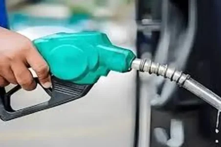 به گزارش گام اقتصادی به نقل از ایرنا، محمدصادق عظیمیفر در حاشیه اولین همایش پیشگیری و مقابله با قاچاق فرآوردههای نفتی در جمع خبرنگاران با اشاره به برنامههای این شرکت برای مدیریت مصرف و ارتقای بهرهوری گفت: در مسیر کاهش مصرف تلاش داریم مصرف روزانه را مدیریت و کاهش دهیم تا بتوانیم اقتصاد کشور را از محل عواید سوخت مازادِ در دسترس، بیش از پیش بهرهمند کنیم. این موضوع در دستور کار قرار دارد و اقدامات اجرایی آن نیز آغاز شده است.