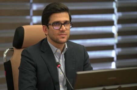 به گزارش گام اقتصادی به نقل از تسنیم، محمدصادق عظیمی‌فر، مدیرعامل شرکت ملی پالایش و پخش فرآورده‌های نفتی ایران، با بیان اینکه افزایش کارآمدی، چابکی سازمان و ارتقای نظام تصمیم‌گیری از اهداف اصلی این بازطراحی است، اظهارکرد: در ساختار جدید، خطوط گزارش‌دهی مستقیم به مدیرعامل کاهش می‌یابد و با تفویض اختیار هدفمند، نقش و جایگاه سطوح مدیریتی میانی تقویت خواهد شد.