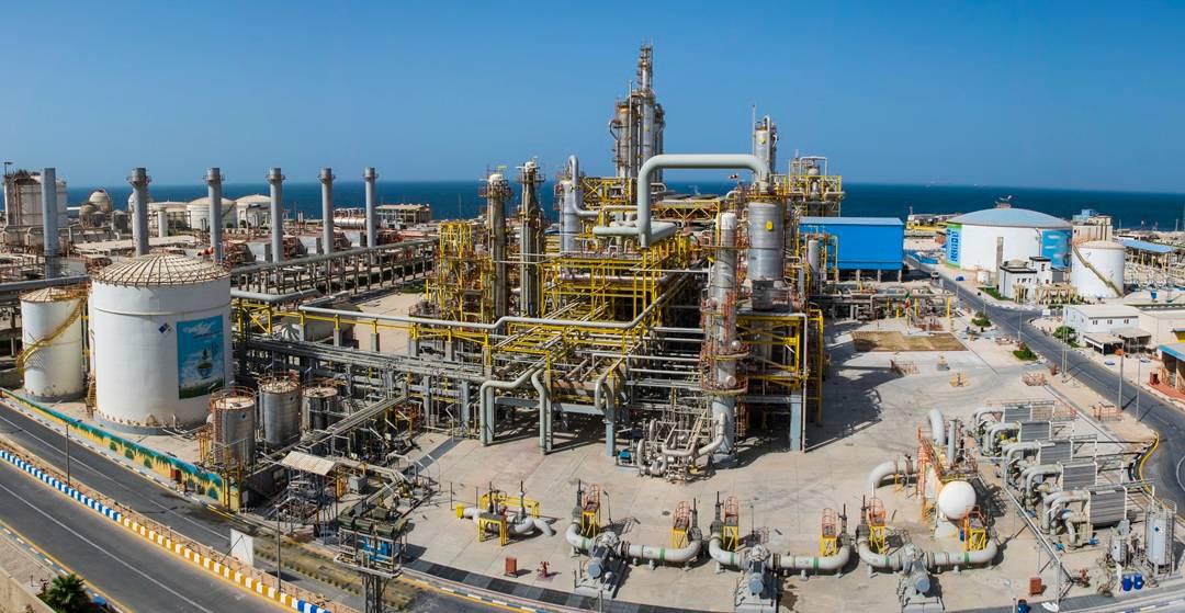 به گزارش گام اقتصادی  بر اساس اعلام روابط عمومی پتروشیمی مروارید، این تعمیرات اساسی از امروز، شنبه ۲۹ آذرماه آغاز شده و با برنامه‌ریزی دقیق و هماهنگی کامل میان واحدهای بهره‌برداری، تعمیرات، مهندسی، بازرسی فنی، HSE و پشتیبانی در حال اجراست. مهم‌ترین محور این مرحله، تخلیه و بارگذاری کاتالیست در راکتورهای R-1001A و R-1001B واحد MEG با هدف بهبود راندمان فرآیندی و افزایش قابلیت اطمینان تولید اتیلن گلایکول است.