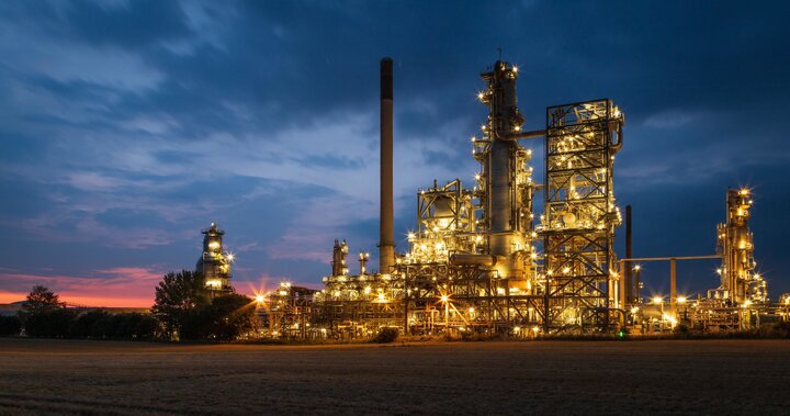 به گزارش گام اقتصادی به نقل از ایرنا، حسین افشین روز سه‌شنبه در اختتامیه رویداد پتروفن که با حضور مدیران و فعالان صنعت پتروشیمی برگزار شد، با اشاره به نقش زنان در توسعه کشور اعلام کرد: امروز باید یک قدم جلوتر رفت. در جهان امروز فقط دیدن کافی نیست؛ آینده باهوش است و برنده کسی است که زودتر بفهمد، زودتر تصمیم بگیرد و زودتر بسازد.