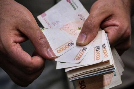 به گزارش گام اقتصادی به نقل از تسنیم، روز گذشته بخشی از لایحه دو فوریتی الزامات و احکام مورد نیاز قوانین بودجه سنواتی به تصویب رسید و بر اساس آن، چارچوب تعیین حقوق و مزایای تمام دستگاههای مشمول بودجه بهصورت متمرکز و یکپارچه مشخص شد.