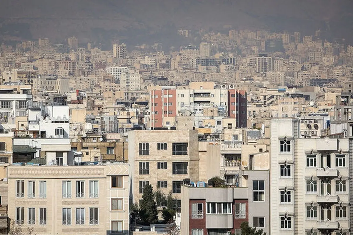 به گزارش گام اقتصادی به نقل از تولیدگران کارآفرین: بیتا پورباقی| به اعتقاد برخی از کارشناسان بازار مسکن این روزها به مرحله «اَبرچالش» رسیده است، شرایطی که حتی مجتبی یوسفی، عضو کمیسیون عمران مجلس در توصیف آن معتقد است؛ حتی اجاره مسکن برای بسیاری از خانوارها تبدیل به آرزویی دور از دسترس شده است.