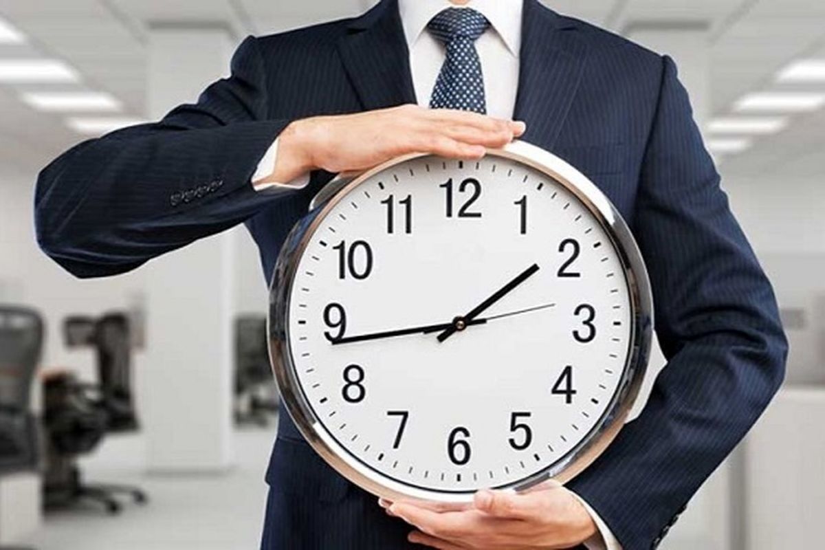 به گزارش گام اقتصادی به نقل از مهر، علاالدین رفیع‌زاده با ابلاغ بخشنامه ساعت کاری جدید دستگاه‌های اجرایی مشمول ماده ۵ قانون مدیریت خدمات کشوری اعلام کرد: این تصمیم با هدف مدیریت بهینه مصرف انرژی، حفظ پایداری شبکه برق و گاز و تداوم خدمت‌رسانی به مردم اتخاذ شده است.