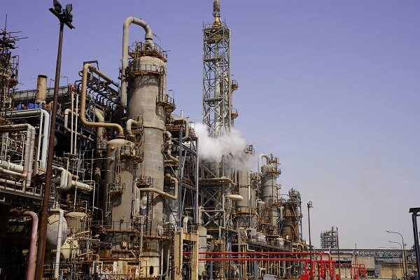 به گزارش گام اقتصادی؛ معامله‌گرانی که دنبال شکار فرصت‌های سودآور در عرضه‌های اولیه می‌گردند، نماد «اروند» را به طور جدی زیر نظر گرفته‌اند چراکه این شرکت به عنوان ستون فقرات تولید کلر و پی‌وی‌سی در ایران، وزنه سنگینی برای پرتفوی سهامداران محسوب می‌شود.