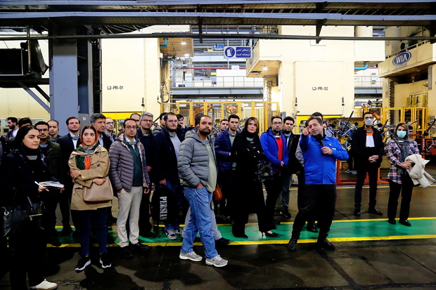 به گزارش گام اقتصادی به نقل از ایکوپرس- برنامه بازدید منتقدان صنعت خودرو در شبکه‌های اجتماعی از ایران‌خودرو با ابتکار مرکز رضایت و خشنودی مشتریان و با همکاری مدیریت ارتباطات برگزار شد تا تصویری واقعی و نزدیک از مقیاس عملیات تولید و روندهای فن‌آورانه این شرکت ارایه شود؛ تصویری که بسیاری از مردم و افکار عمومی تنها نسخه محدود و ناقصی از آن را می‌شناسند.