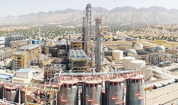 به گزارش گام اقتصادی به نقل از ایلنا؛ در شرایطی که صنعت پتروشیمی ایران در سال‌های اخیر همزمان با فشار تحریم‌ها، نوسانات ارزی، محدودیت‌های انرژی و الزامات سختگیرانه زیست‌محیطی با چالش‌های جدی مواجه بوده، برخی مجتمع‌ها توانسته‌اند از دل همین تنگناها، فرصت‌هایی برای بازآفرینی ساختار تولید، کاهش هزینه‌ها و افزایش ارزش افزوده خلق کنند. پتروشیمی ایلام یکی از همین نمونه‌ها است؛ مجتمعی که در یک ماه اخیر، زنجیره‌ای از اقدامات فنی، مدیریتی، فناورانه و اجتماعی را به ثبت رسانده که در مجموع، تصویری متفاوت از یک بنگاه صنعتی صرف ارائه می‌دهد.