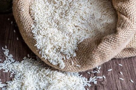 به گزارش گام اقتصادی به نقل از روستانیوز: الهام صادقی| غلامرضا نوری، وزیر جهاد کشاورزی با تازگی از حذف ارز ترجیحی واردات برنج خبر داده است، تصمیمی که بخشی از روند تدریجی حذف ارز ترجیحی از کالاهای اساسی به شمار می‌رود و واردات برنج را به نرخ ارز تالار دوم مرکز مبادله که حدود ۷۰ هزار تومان است، وابسته می‌کند.