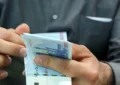 مجلس افزایش حقوق 2 بار در سال را قانونی کند